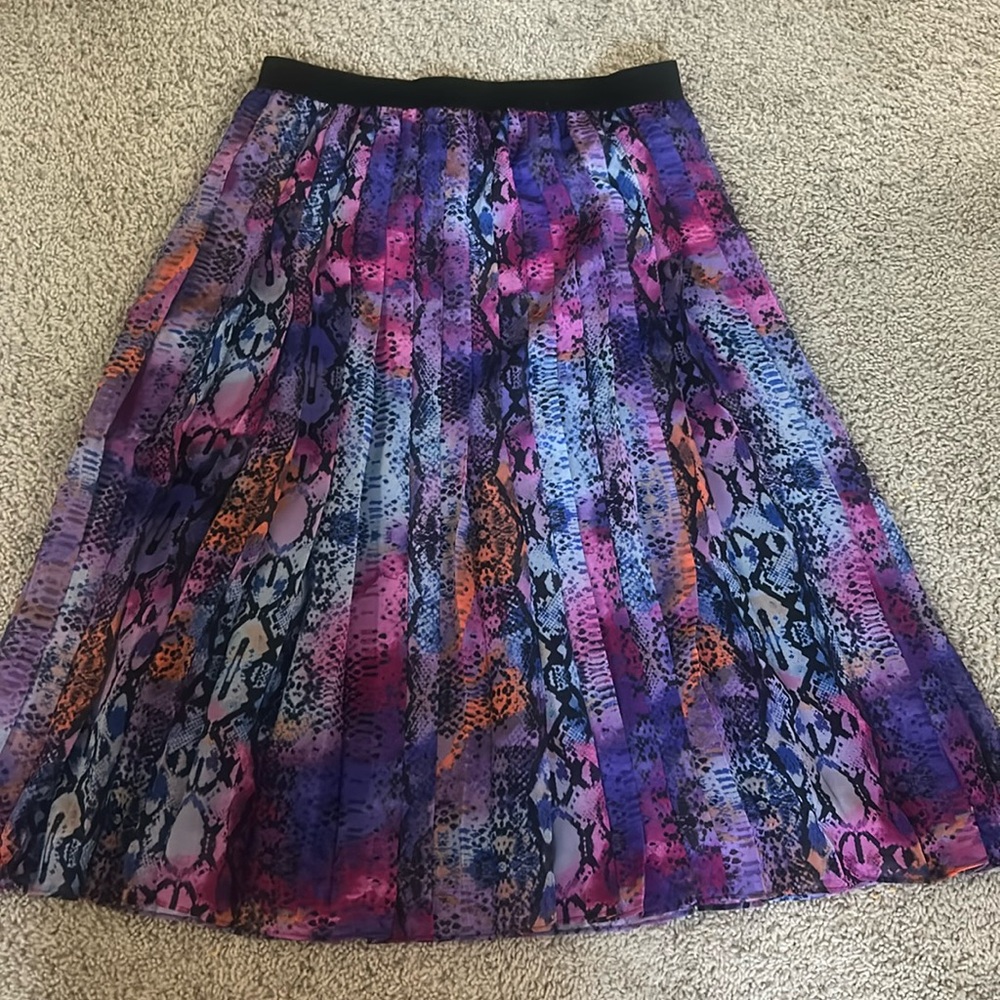Pleated midi length skirt